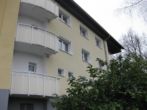 Hauansicht hinten - GEMÜTLICHES 1-ZIMMER APPARTEMENT MIT BALKON UND MODERNEM BAD!