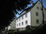 Hausansicht - DREI-ZIMMER-WOHNUNG MIT BALKON IM GRÜNEN ZWISCHEN LÜDENSCHEID UND ALTENA