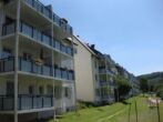 Hausansicht - KLEINE DREI-ZIMMER-WOHNUNG MIT BALKON IN BRÜGGE